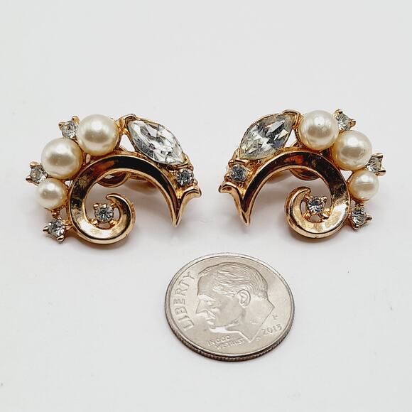 Vintage Crown Trifari Clip Earrings, Faux Pearls & Clear Rhinestones, Gold Tone - Picture 12 of 13